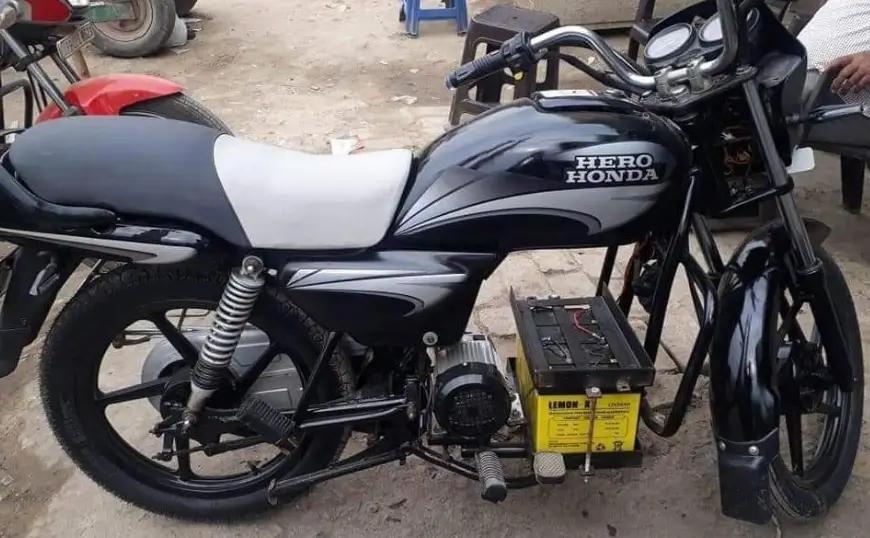 पेट्रोल की टेंशन खत्म! अपनी पुरानी Splendor और Activa को घर बैठे बनाएं इलेक्ट्रिक; बस लगानी होगी ये सस्ती 'EV किट' 2 Electric Vehicle (EV) Conversion