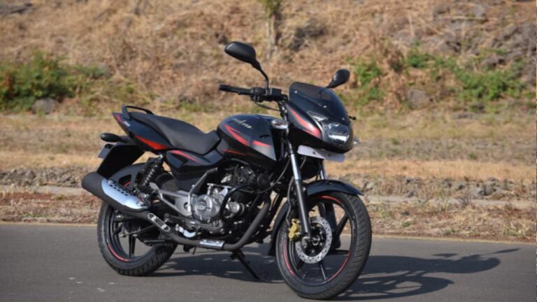 Pulsar या Apache? युवाओं के बीच फेमस ये बाइक! फरवरी 2026 की सेल्स रिपोर्ट में देखें कौन किस पर पड़ा भारी