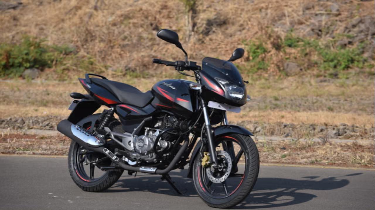 Pulsar या Apache? युवाओं के बीच फेमस ये बाइक! फरवरी 2026 की सेल्स रिपोर्ट में देखें कौन किस पर पड़ा भारी