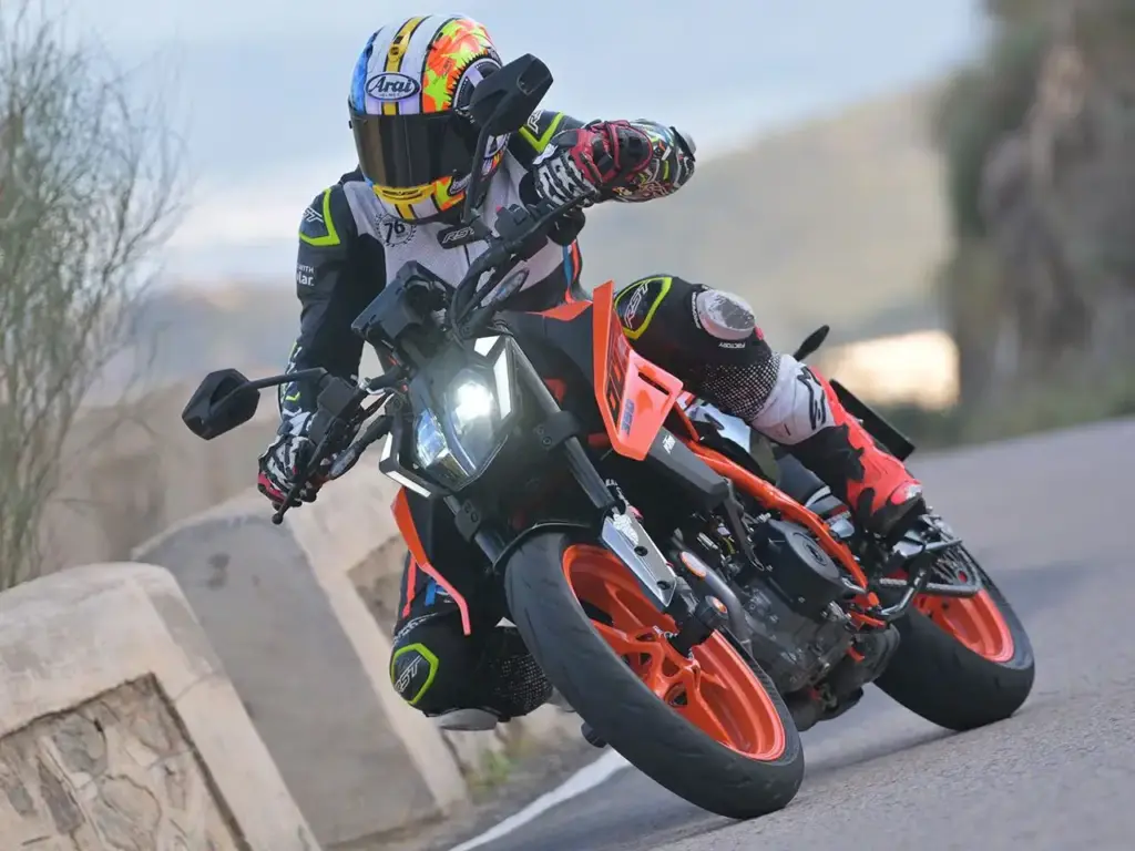 KTM 390 Duke के दाम में ₹40,000 की भारी बढ़ोतरी! कंपनी अब ला रही है सस्ती 350cc बाइक; जानें कब होगी लॉन्च 3 KTM 390 Duke 2026